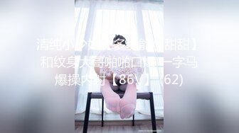 吊钟大奶风骚女友的无限诱惑，跟狼友互动撩骚听指挥，自己吃骚奶子撅着屁股看逼逼