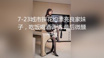 房东低价把房子租给两个眼镜大学生美眉晚上浴室窗外偷窥她俩洗澡换卫生巾