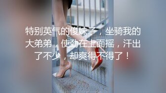  夫妻日常做爱 美娇妻边玩手机边吃屌内裤不脱扒个缝就插