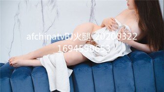 极品尤物巨乳女神！一对豪乳又大又白！撩下衣服露奶子，搔首弄姿展示身材，诱人美臀摇摆，站立一字马看穴