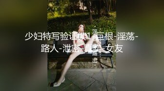 渴望肉棒深情跪舔 一对天然美乳迷人眼