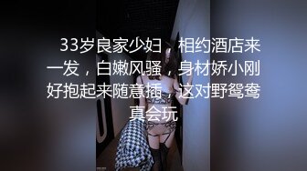 骚逼少妇跟渣男玩3P，躺在床上被肆意蹂躏，上面被草嘴下面被渣男用跳弹玩逼，压在身下爆草抽插全射逼毛上了