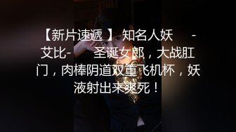 上面在玩吃鸡下面美女吃JB ，极品美女趴在桌子下口交 ，吸吮大屌用脚磨蹭小穴 ，顶级蜜桃臀 ，骑乘抽插1080P高清