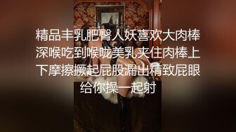 激情4P玩弄床上的两位年轻女奴，撅着屁股让两位小哥把跳弹塞进逼里扩阴器玩弄，深喉口交各种轮草蹂躏颜射