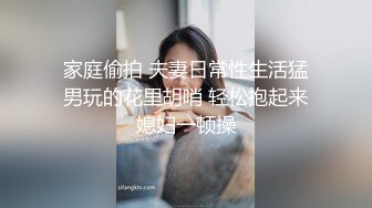 【新片速遞】  商场女厕刁钻角度偷拍牛仔裤美女的小黑鲍