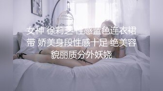 新人妹子肉肉身材大奶妹子开房啪啪，脱下内衣揉捏奶子，撸硬骑上来整根插入，抽插猛操大屁股两个老哥轮着操