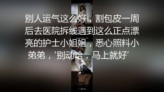 地铁上玩手机的妹子憋坏了一下车就找厕所