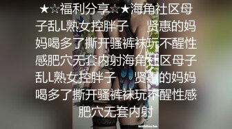 两男约肉肉大屁股少妇，翘起屁股埋头口交，张开双腿抽插