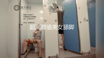 办公楼女厕全景偷拍极品黑丝妹⭐玩手机尿尿两片黑木耳不停流尿