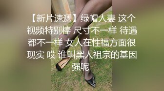 腹肌小哥让自己女友跪蹲着干