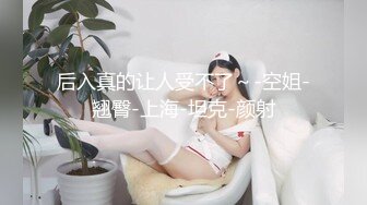 酒店情趣圆床偷拍 胖哥和女友一边玩手游一边做爱