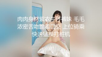 燕姐会所寻欢勾搭足疗技师，做着按摩大姐逼里夹着跳弹自慰骚逼给男技师看，撩技师大鸡巴请他抠逼爆草抽插