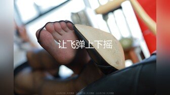  这小嫩逼让大姐对着镜头玩弄，听狼友指挥全程露脸骚穴特写，淫水多多，道具抽插还舔逼