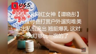 寂寞人妻想要了撸着哥哥的大鸡巴给他舔硬，开档丝袜很诱惑，被大哥压在身下激情爆草，浪叫呻吟不止不要错过