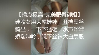  轻熟女姐妹组合露脸激情4P伺候年轻小哥哥，让小哥吃奶子交大鸡巴，黑丝情趣互动抽插