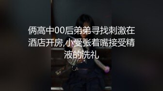   开档黑丝露脸风骚的大屁股少妇深夜跑到公测勾搭大哥激情啪啪，直接在厕所内交大鸡巴躺在地上让大哥爆草