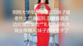 露脸操逼年轻妹妹，前后夹击，炮击后入，前面吃鸡鸡