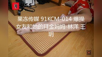 跟随抄底漂亮美女 一个白内内 一个红内内 萝莉美眉屁屁很性感