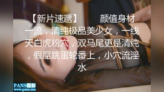 精灵古怪的小幺女，吃着鸡巴也那么多戏，'香香的，甜甜的，哈哈‘眼睛遛弯囫囵转，吃鸡巴那么滴开心！