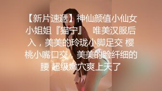  女仆装露脸小母狗，床上的极品尤物高颜值让小哥玩弄，交大鸡巴压在身下揉奶草穴