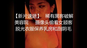 《母子乱伦》看见老妈的小骚逼我就舔了上去太爽了老妈的逼一直都是特别多的水