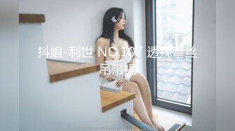 云南文山玉石店老板娘，穿着上班制服来幽会，嘴里舔舐着我的鸡巴一边打电话跟人交代事情，捋起她的头发 美！