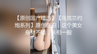 《魔手☛外购☀️极品CP》地铁女厕全景偸拍络绎不绝的年轻小姐姐方便☀️美女多亮点多，妹子换奶罩一对大奶又圆又挺手感绝对一流 (7)