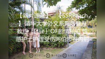 隔板下多角度拍摄 玩手机的酒店服务员 正跟老公聊微信 不知被人拍了黑逼