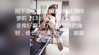   穿着情趣睡衣装揉 着小奶子诱惑房东哥哥激情啪啪，交足交直接让小哥无套爆草