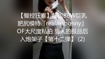 全景偷拍牛仔裤妹子 看着摄像头完全不知道在拍她