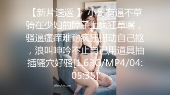 气质短发职场女白领露脸激情演绎，听狼友指挥撩骚互动各种诱人动作，揉奶玩逼特写展示，舔奶头好刺激别错过