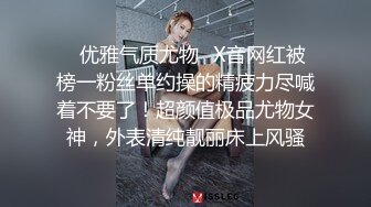 KTV 女厕偷拍穿着丁字小内内 BB夹的很紧的破洞牛仔裤美女