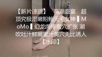 高价网约两个萝莉型兼职嫩妹双飞，牛仔裙极品小姐姐