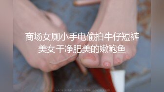  黑客破解家庭网络摄像头偷拍 两个巨乳少妇日常生活在客厅和老公啪啪