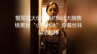 【新片速遞】 2022五月最新流出❤️写字楼女厕正面偷拍白领美女年轻美眉一边看视频一边自慰