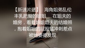  带着眼镜巨乳妹子居家自慰，掰开骚穴给狼友们看看寥寥骚