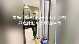 《极品CP??魔手?外购》疯狂坑神大胆神作！美女如云商场女厕门外蹲守先拍脸再进去拍逼，惊险刺激，极品美女居然还是白虎