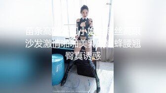  00后小姐妹顶级女神颜值真高，逼毛有点多没想到这么骚，让大姐用道具玩弄骚穴水好多