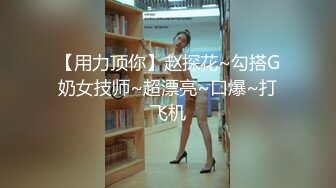 牛仔小美女跟小哥在家激情啪啪给狼友直播，全程露脸互动听指挥，让小哥舔逼口交大鸡巴，无套抽插高潮尿尿