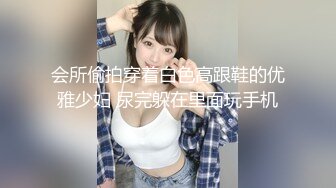 变态电梯偷拍短裙小姐姐穿着白内内