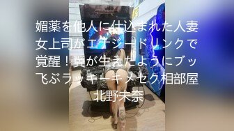 【新片速遞】   颜值不错的短发少妇精彩大秀直播，全程露脸脱光光洗澡诱惑，揉奶玩逼道具抽插，叫的好骚，给狼友叫老公草她