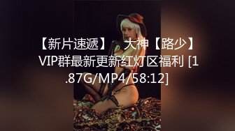 紧跟身材超好的美女抄底 天啊 竟然没穿内裤