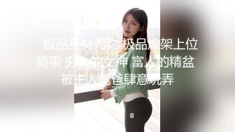 偷窥漂亮眼镜宝妈洗香香