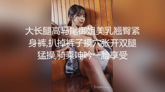 美妞真会玩吃着鸡巴还会边拿鸡巴抽打自己的嘴巴