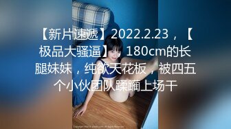  珠光宝气戴名表开豪车的富姐晚上和两个猛男野外3P