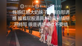 酒吧女厕手电补光连拍四，位美女的多毛小黑鲍