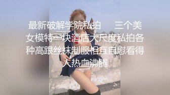 KTV厕所偷拍喝醉的美女趴在马桶上吐✿来个捡尸的屌丝男把她内裤脱了想上她