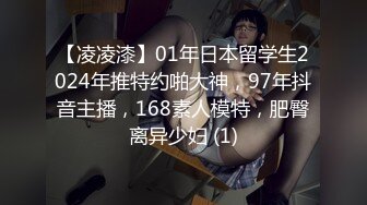 今晚嫂子竟然在客厅锻炼赶紧分享给兄弟们嫂子的瑜伽裤真骚