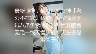 淫小妹被老外骗上车一边被草一边吃盒饭