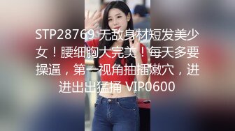 闲的无聊去偷窥美女洗澡不留神被发现了